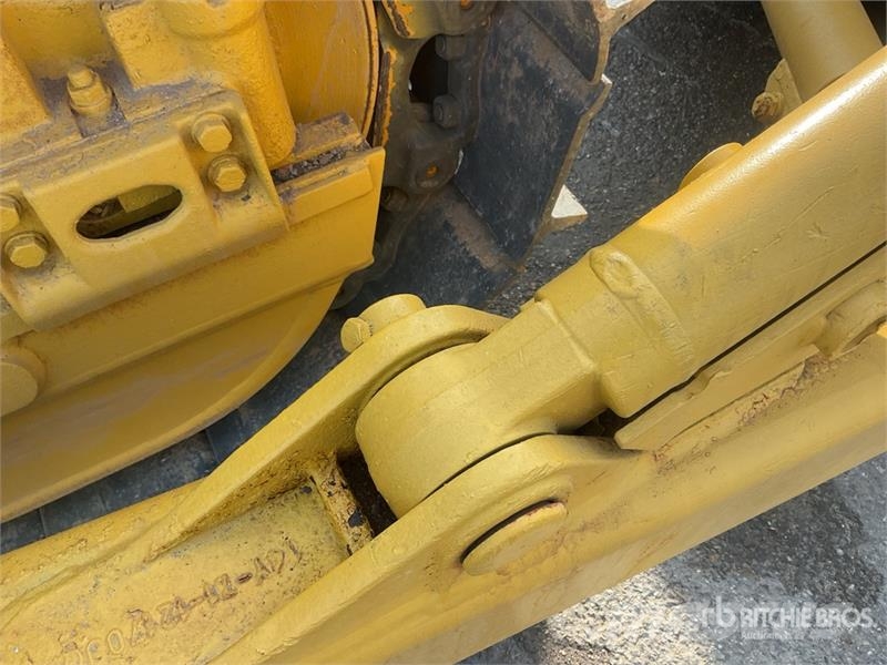 Komatsu D65EX-16 Гусеничные бульдозеры
