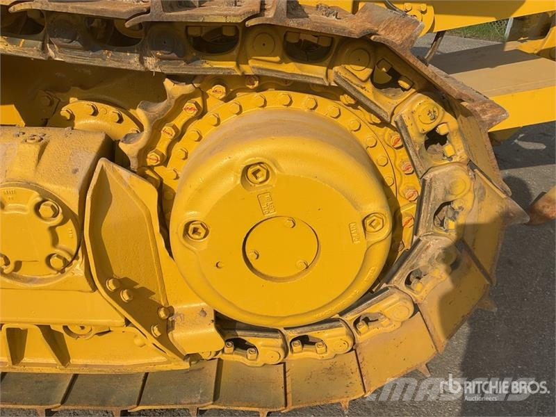 Komatsu D65EX-16 Гусеничные бульдозеры