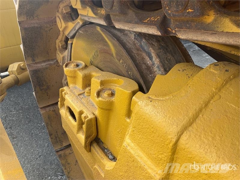 Komatsu D65EX-16 بلدوزرات مجنزرة