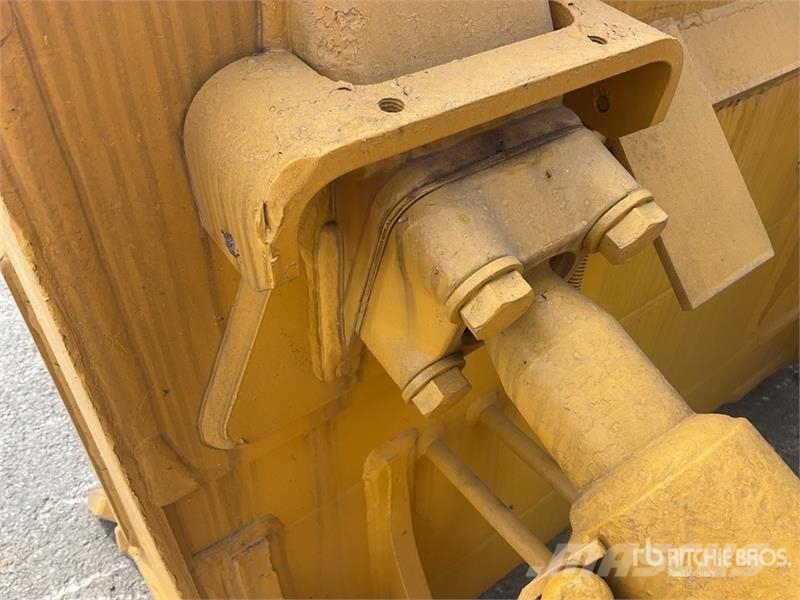 Komatsu D65EX-16 بلدوزرات مجنزرة