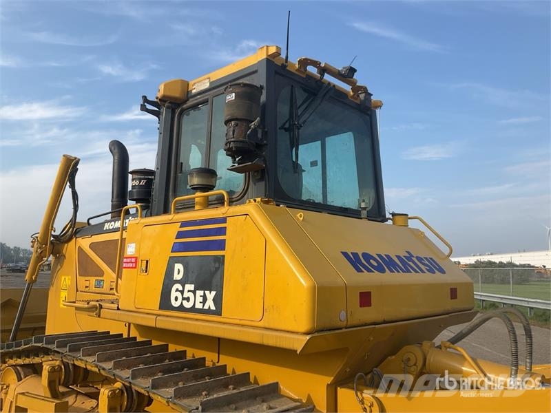 Komatsu D65EX-16 Гусеничные бульдозеры