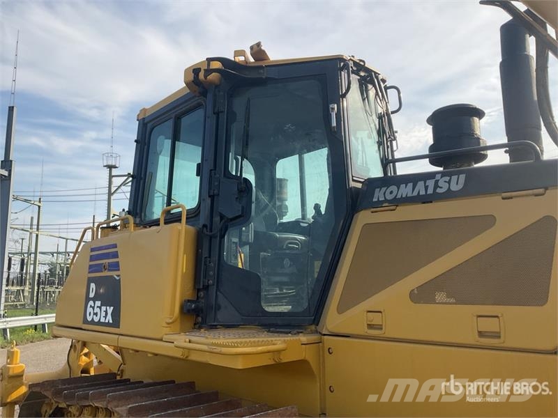 Komatsu D65EX-16 Гусеничные бульдозеры