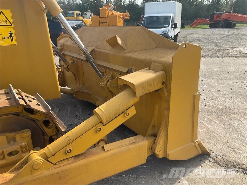Komatsu D65EX-16 بلدوزرات مجنزرة