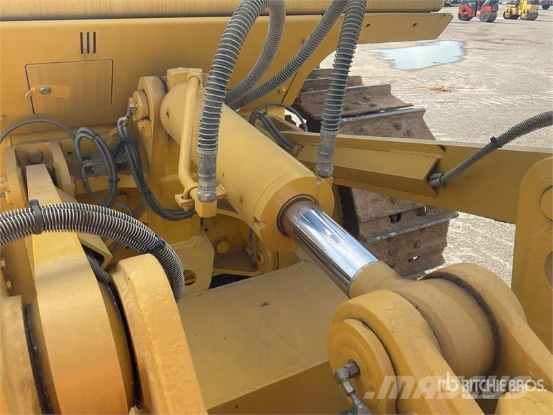 Komatsu D65EX-16 بلدوزرات مجنزرة
