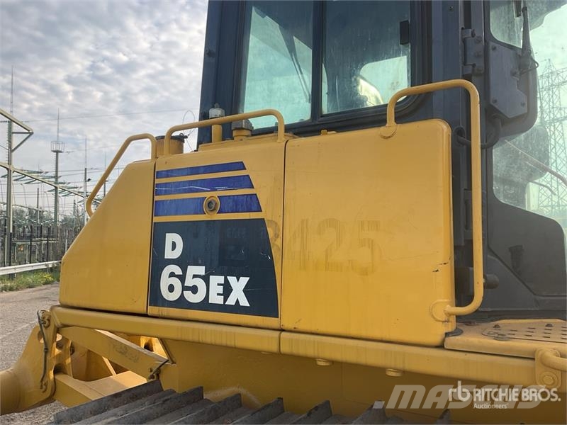 Komatsu D65EX-16 Гусеничные бульдозеры