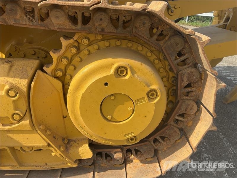 Komatsu D65EX-16 بلدوزرات مجنزرة