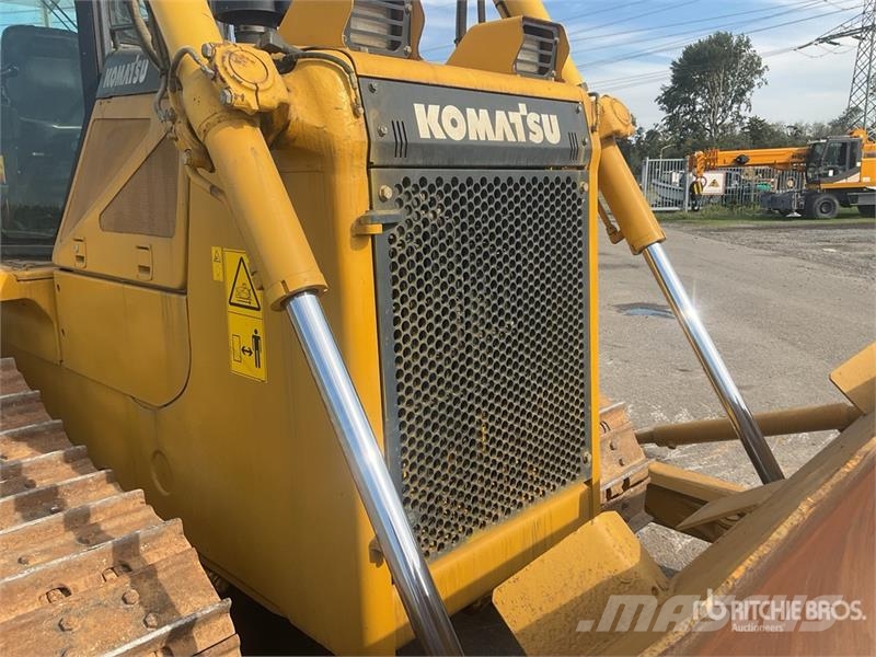 Komatsu D65EX-16 بلدوزرات مجنزرة