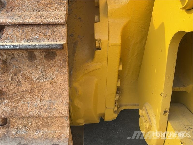 Komatsu D65EX-16 Гусеничные бульдозеры