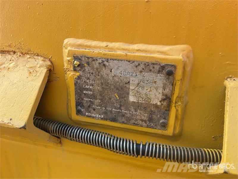 Komatsu D65EX-16 Гусеничные бульдозеры