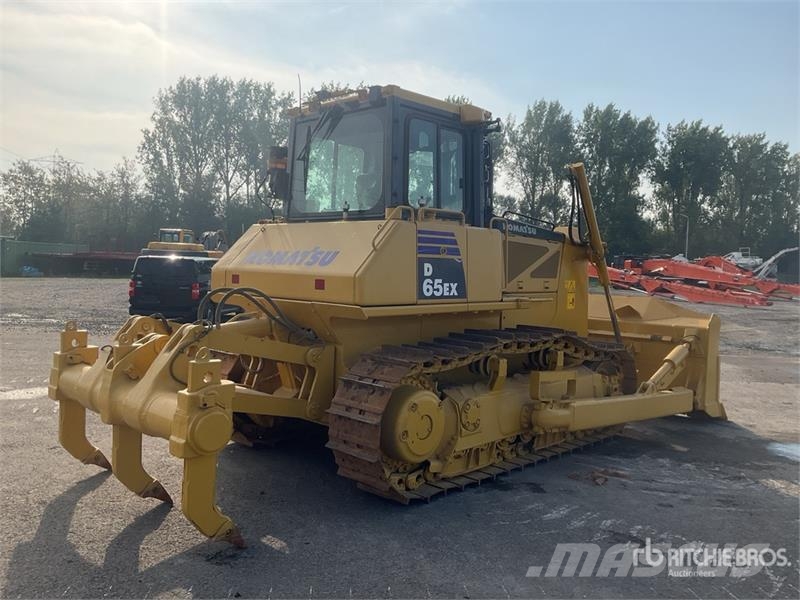 Komatsu D65EX-16 Гусеничные бульдозеры