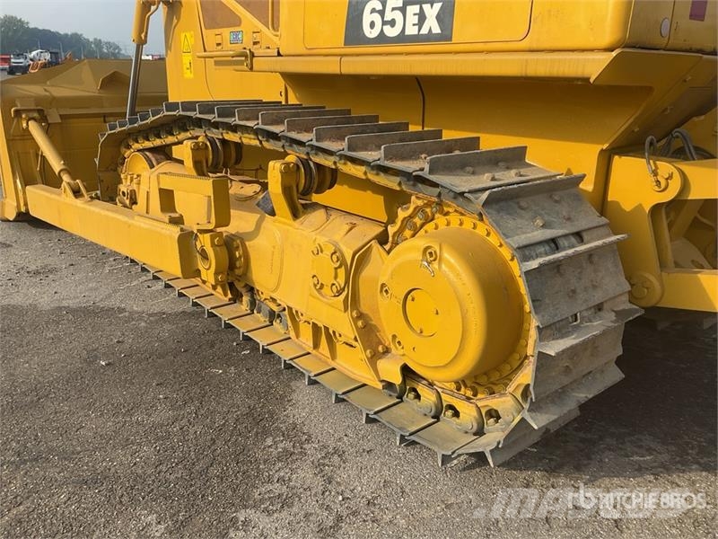 Komatsu D65EX-16 Гусеничные бульдозеры