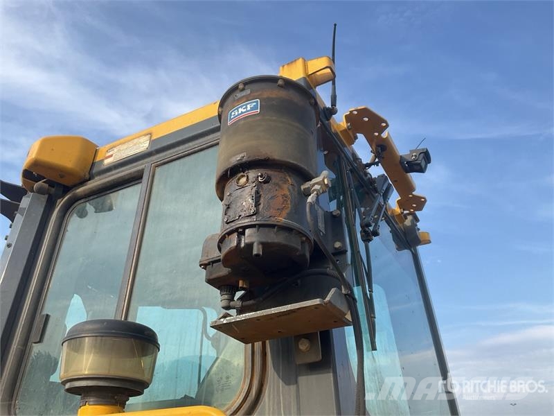 Komatsu D65EX-16 Гусеничные бульдозеры