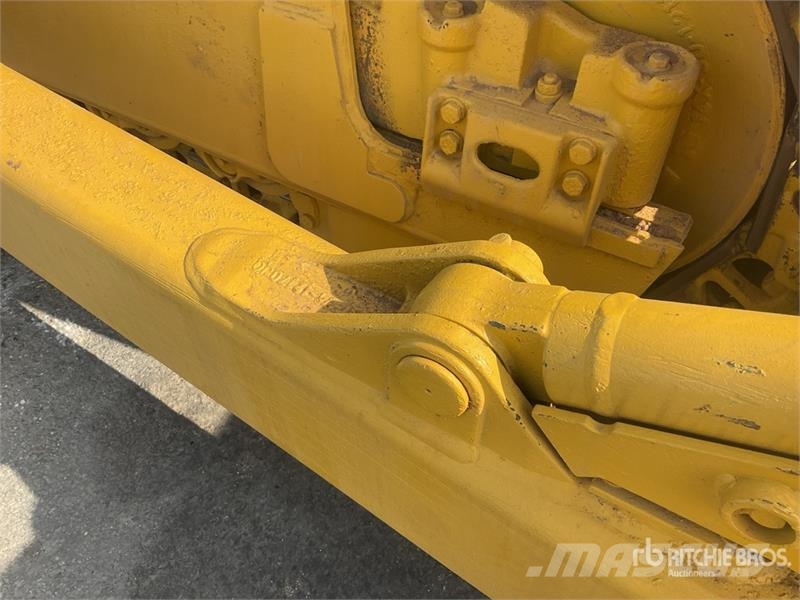 Komatsu D65EX-16 بلدوزرات مجنزرة