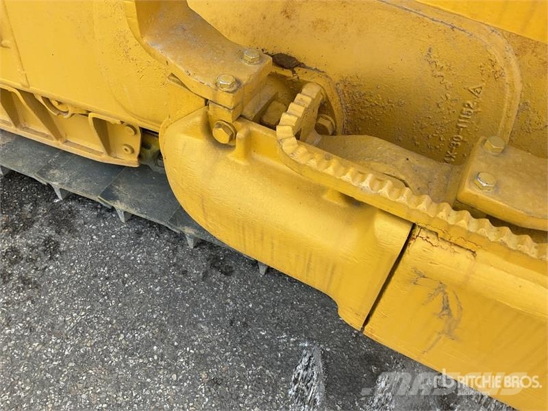Komatsu D65EX-16 Гусеничные бульдозеры