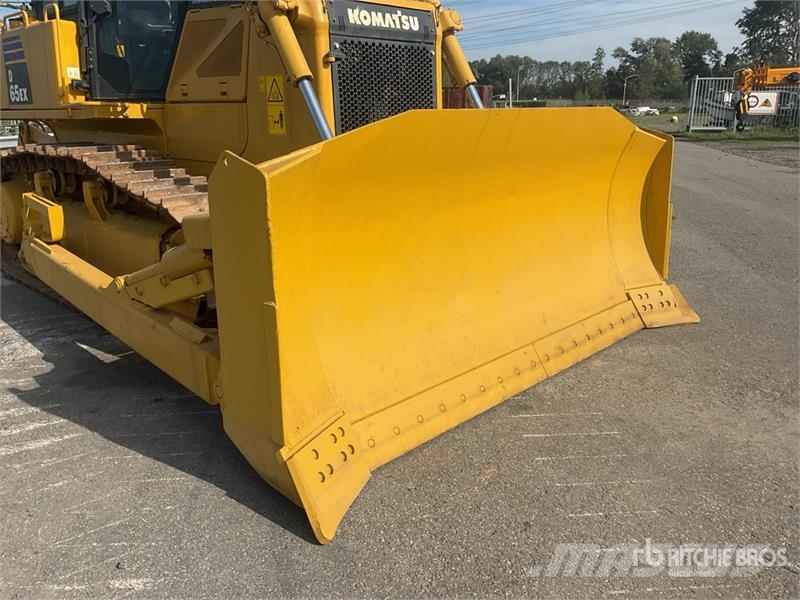 Komatsu D65EX-16 بلدوزرات مجنزرة