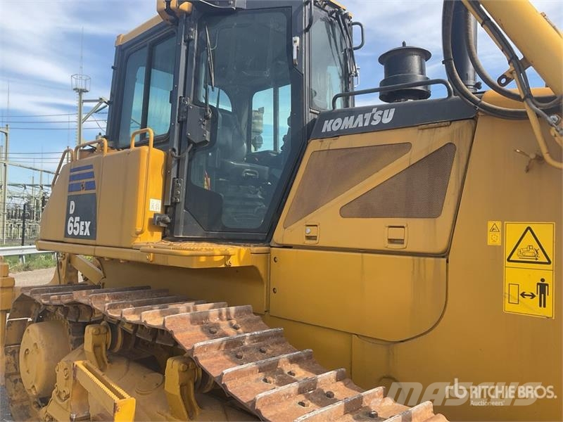 Komatsu D65EX-16 بلدوزرات مجنزرة