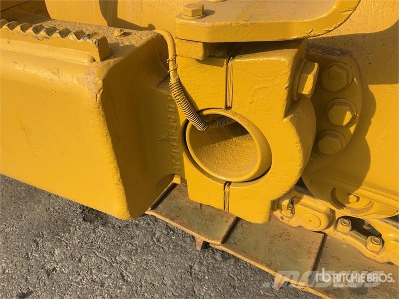 Komatsu D65EX-16 Гусеничные бульдозеры