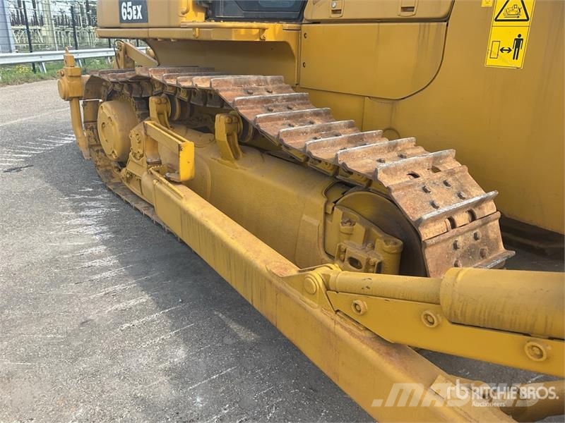 Komatsu D65EX-16 بلدوزرات مجنزرة