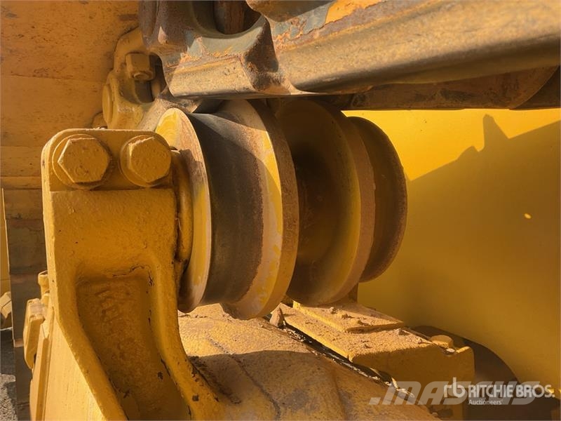 Komatsu D65EX-16 Гусеничные бульдозеры