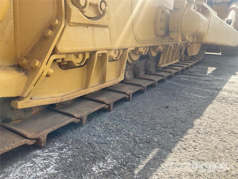 Komatsu D65EX-16 بلدوزرات مجنزرة