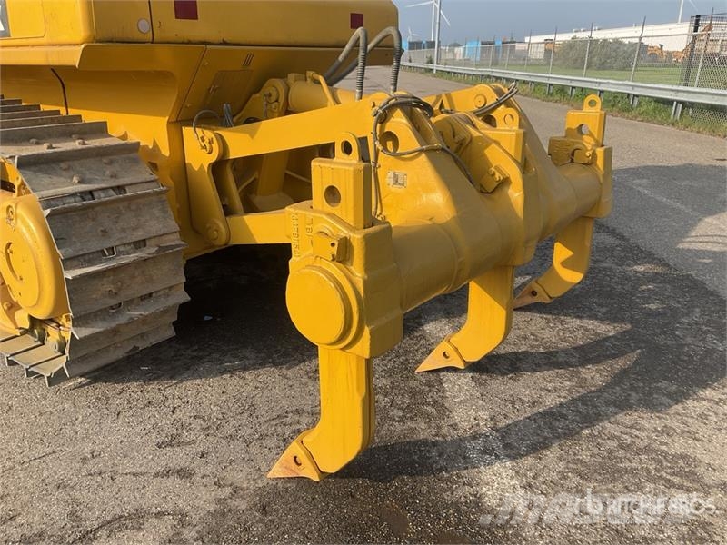 Komatsu D65EX-16 Гусеничные бульдозеры