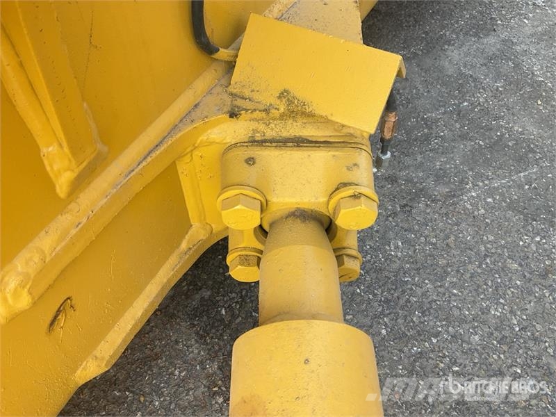 Komatsu D65EX-16 Гусеничные бульдозеры