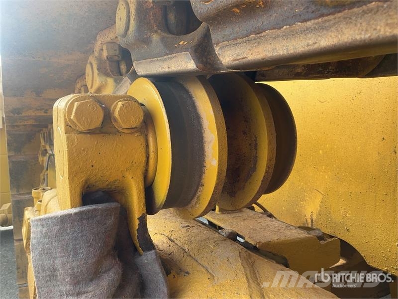 Komatsu D65EX-16 بلدوزرات مجنزرة