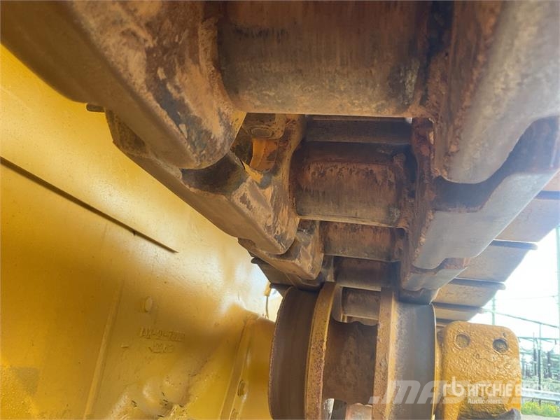 Komatsu D65EX-16 بلدوزرات مجنزرة