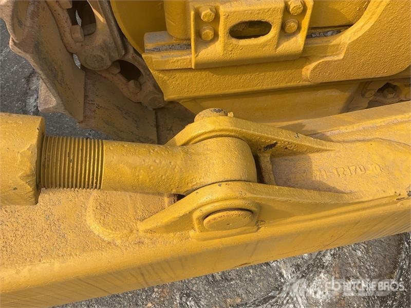 Komatsu D65EX-16 بلدوزرات مجنزرة