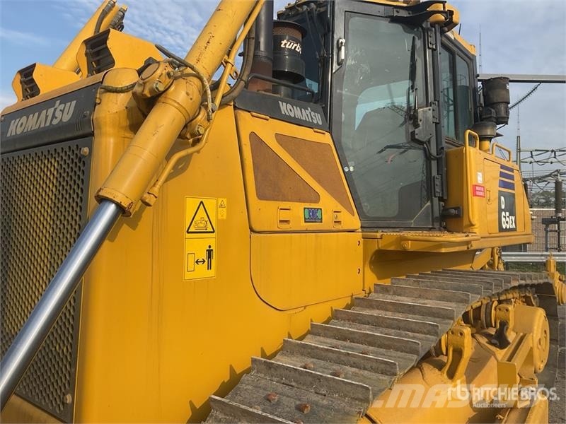 Komatsu D65EX-16 Гусеничные бульдозеры