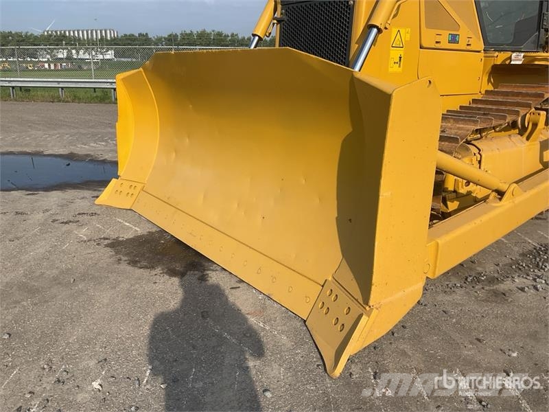 Komatsu D65EX-16 Гусеничные бульдозеры