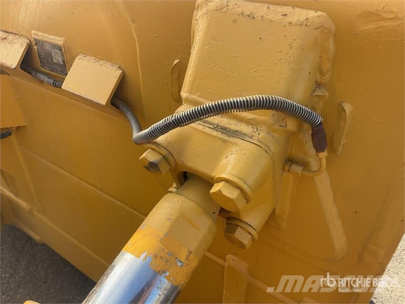 Komatsu D65EX-16 Гусеничные бульдозеры