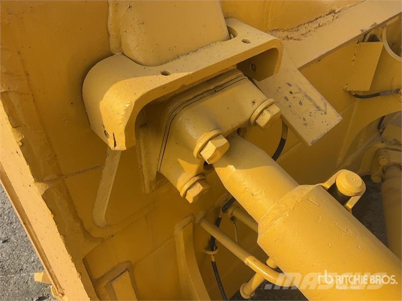 Komatsu D65EX-16 Гусеничные бульдозеры