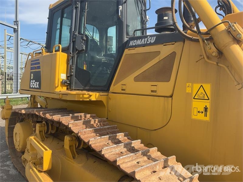 Komatsu D65EX-16 بلدوزرات مجنزرة