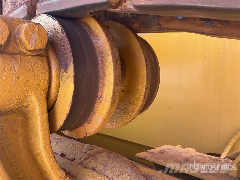 Komatsu D65EX-16 بلدوزرات مجنزرة