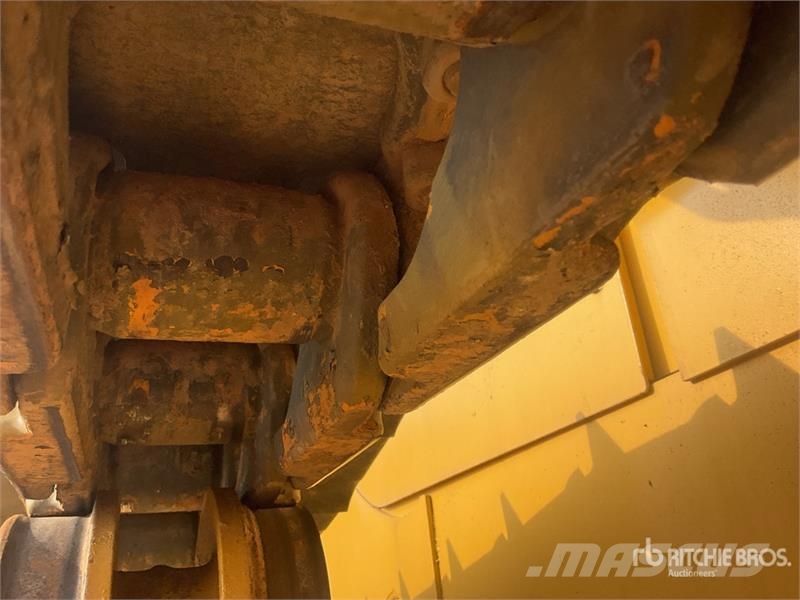 Komatsu D65EX-16 Гусеничные бульдозеры