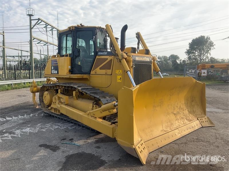 Komatsu D65EX-16 Гусеничные бульдозеры