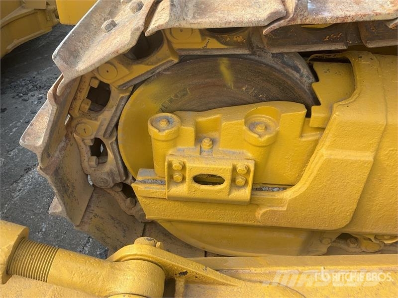 Komatsu D65EX-16 بلدوزرات مجنزرة
