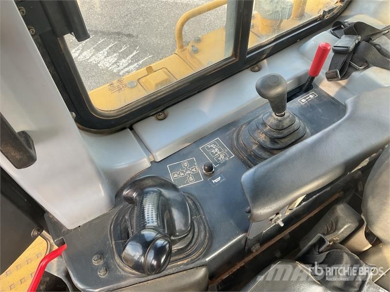 Komatsu D65EX-16 Гусеничные бульдозеры