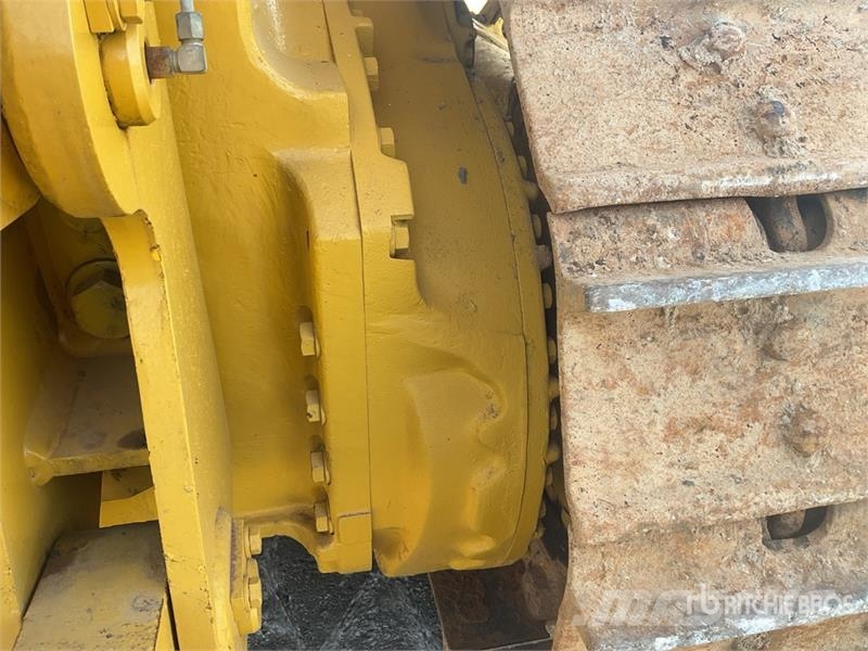 Komatsu D65EX-16 بلدوزرات مجنزرة
