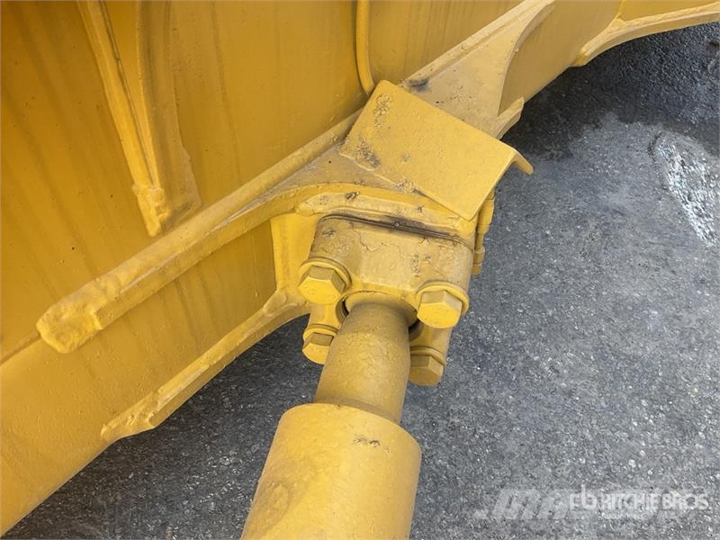 Komatsu D65EX-16 Гусеничные бульдозеры
