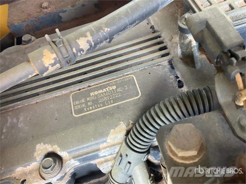 Komatsu D65EX-16 بلدوزرات مجنزرة