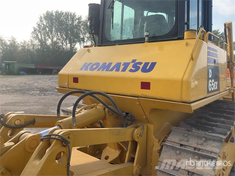 Komatsu D65EX-16 Гусеничные бульдозеры