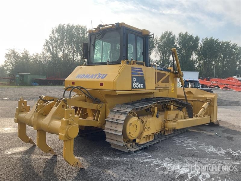 Komatsu D65EX-16 Гусеничные бульдозеры