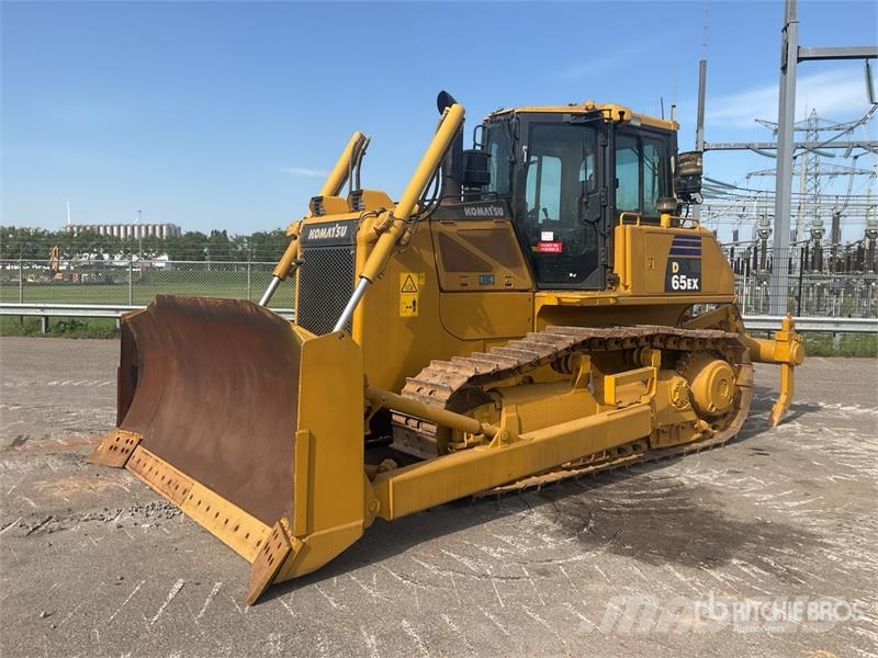 Komatsu D65EX-16 بلدوزرات مجنزرة