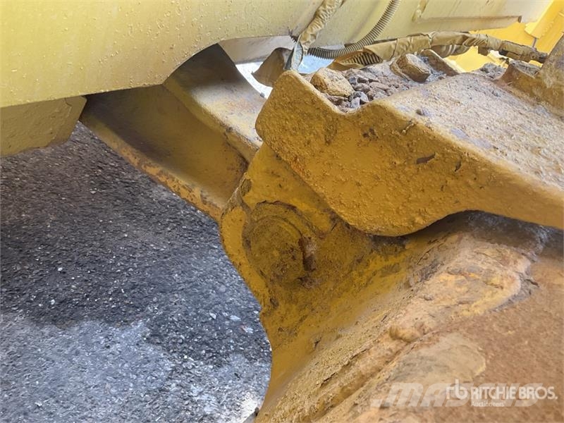 Komatsu D65EX-16 Гусеничные бульдозеры