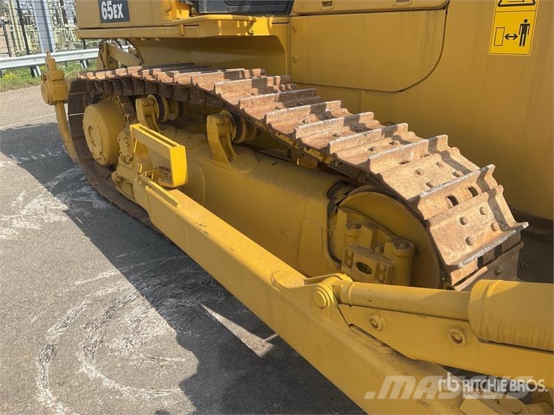 Komatsu D65EX-16 بلدوزرات مجنزرة