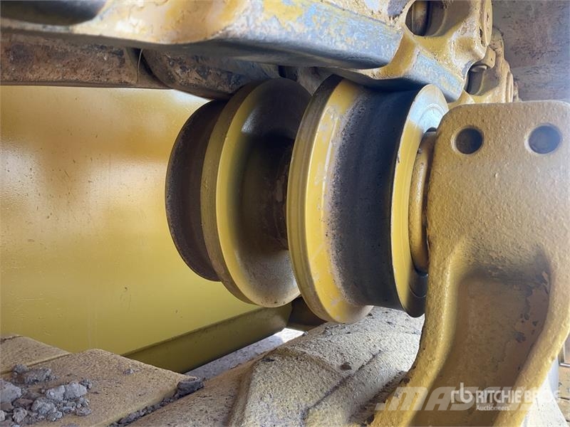 Komatsu D65EX-16 Гусеничные бульдозеры