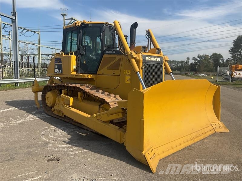 Komatsu D65EX-16 بلدوزرات مجنزرة