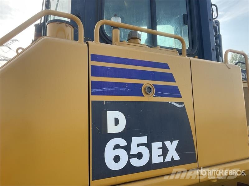 Komatsu D65EX-16 Гусеничные бульдозеры